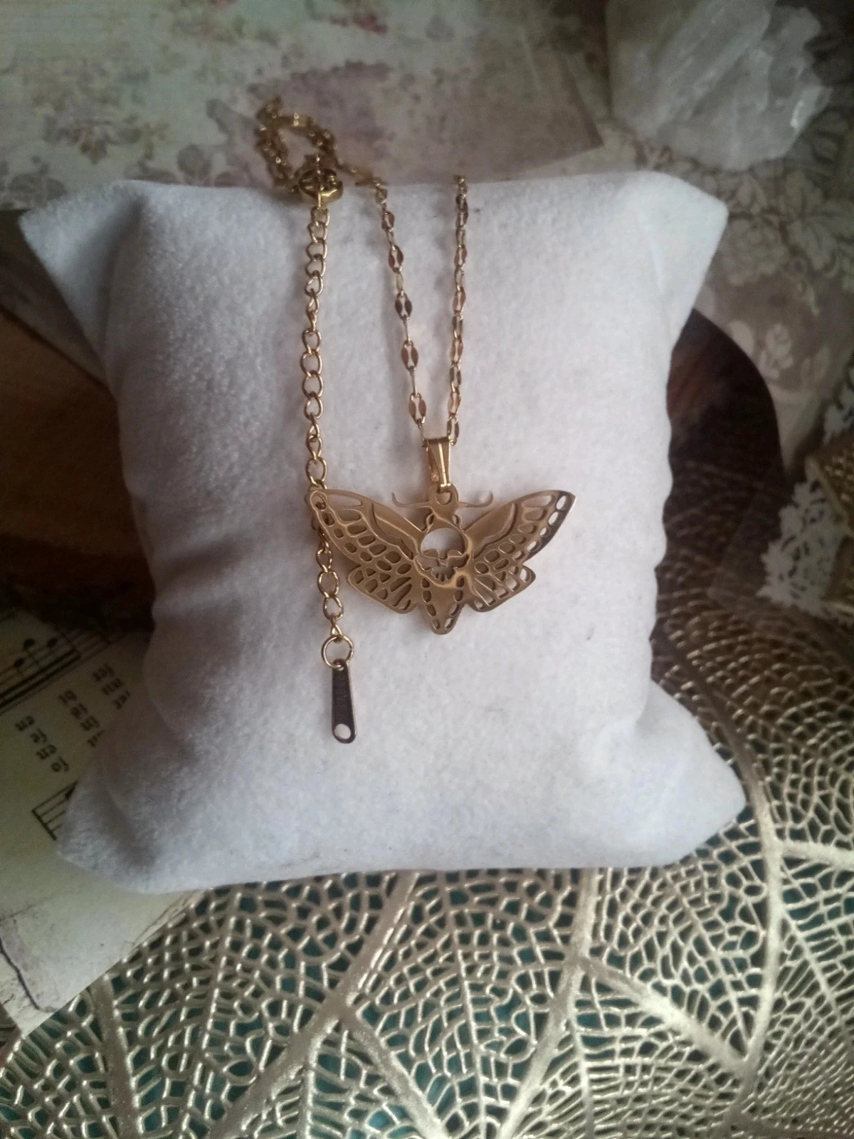 Collier papillon de nuit sphinx doré